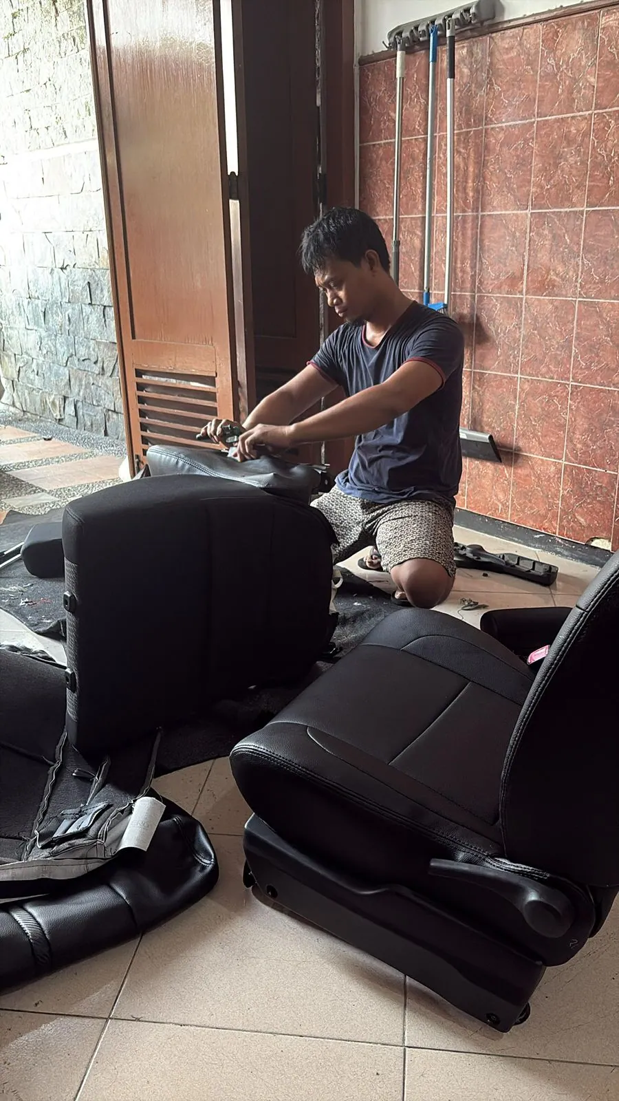 Proses bekleed jok mobil di bengkel BSM Surabaya &mdash; Pemasangan kembali jok setelah dijahit ulang
