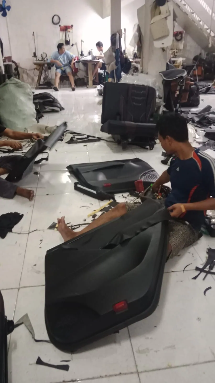 Proses bekleed jok mobil di bengkel BSM Surabaya &mdash; Pengerjaan door trim di bengkel