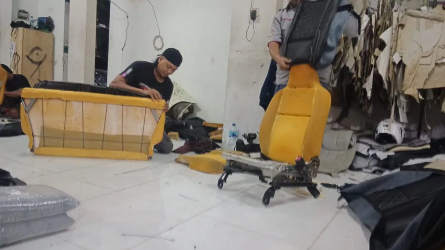 Proses bekleed jok mobil di bengkel BSM Surabaya &mdash; Jok dibongkar dari mobil