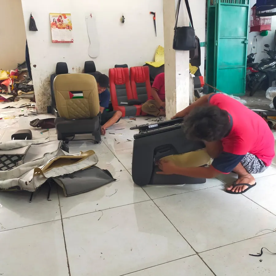 Proses bekleed jok mobil di bengkel BSM Surabaya &mdash; Pelapisan ulang bahan pada rangka jok