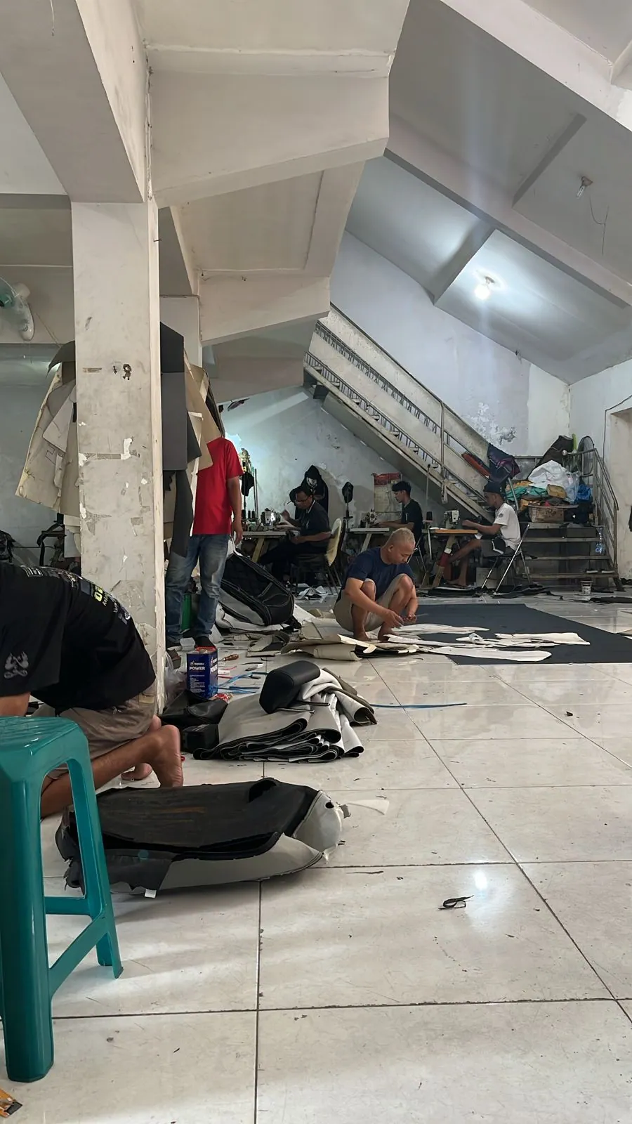 Proses bekleed jok mobil di bengkel BSM Surabaya &mdash; Beberapa mobil dikerjakan bersamaan