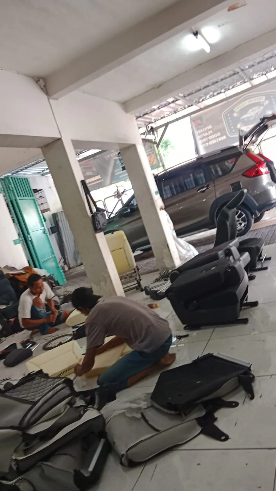Proses bekleed jok mobil di bengkel BSM Surabaya &mdash; Rangka dan busa diperiksa sebelum dilapis