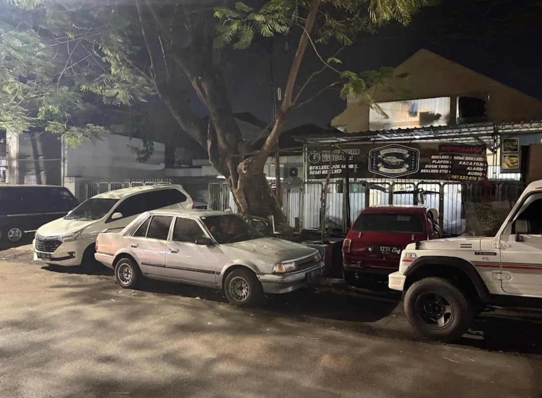 Tampak depan bengkel bekleed jok mobil BSM pada malam hari