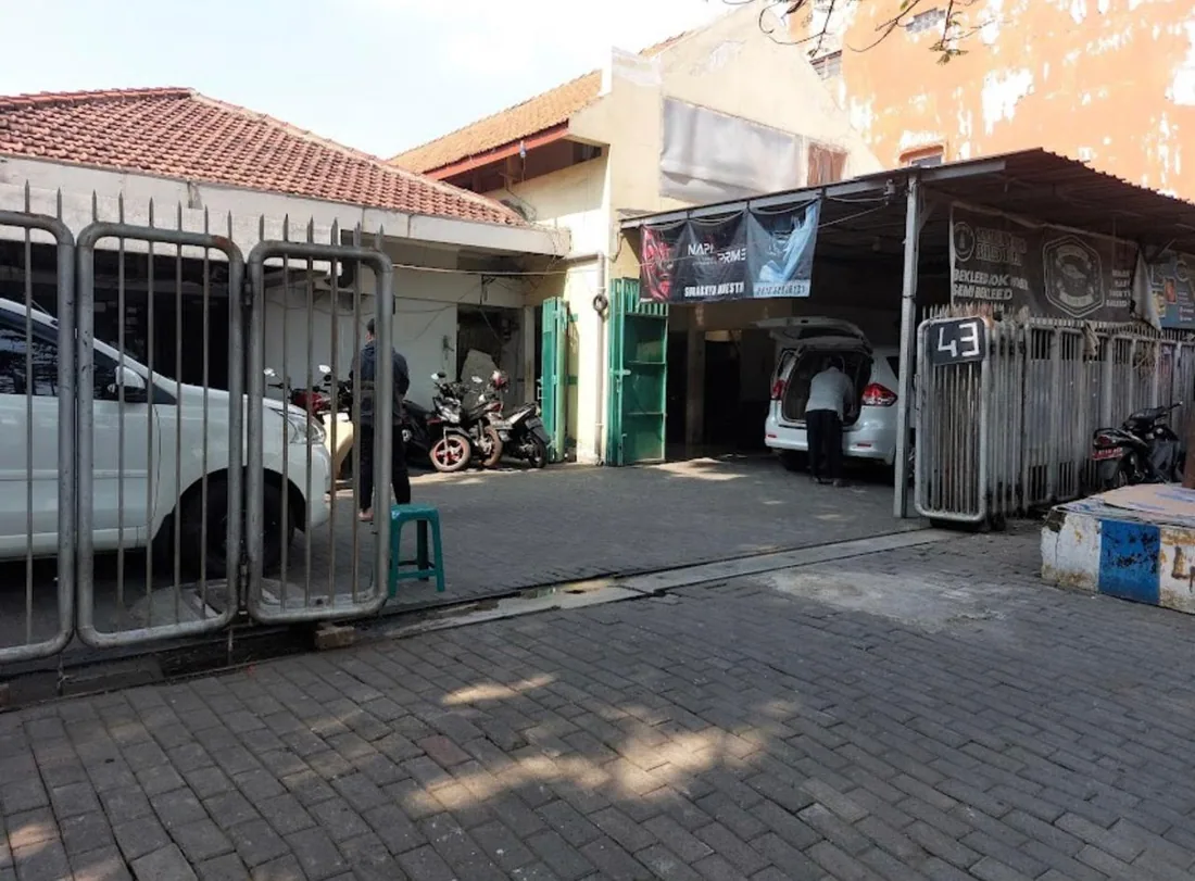 Tampak depan bengkel bekleed jok mobil BSM di Jl. Ronggowarsito, Wonokromo, Surabaya pada siang hari